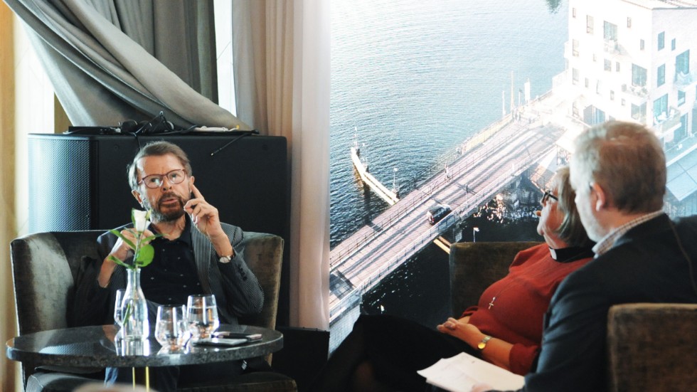 Björn Ulvaeus samtalade med Karin Björk, kyrkoherde i Södra Tjust pastorat. Max Wahlund, redaktör för pastoratets tidning Andrum var konferencier.