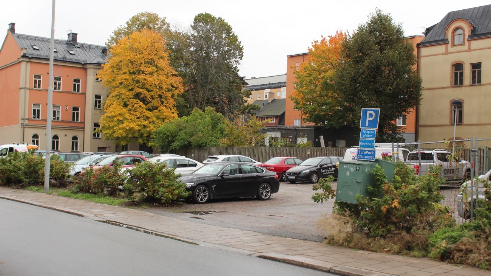 Här på parkeringen vid Nya Rådstugugatan, i kvarteret Ruddammen, kan det bli stadsradhus.
