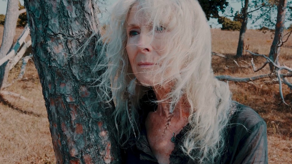 Merit Hemmingson i musikvideon till "Spaceship earth" som spelades in på Gotland.