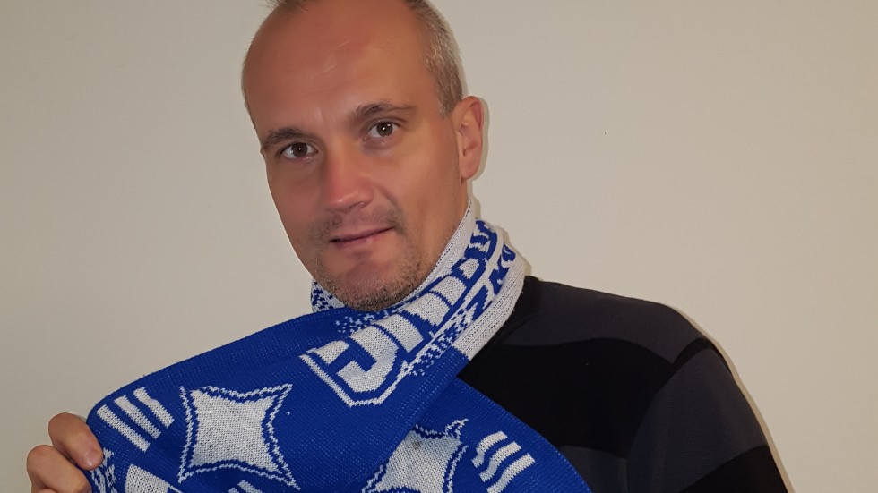 Balázs Rabócki med en gammal IFK-halsduk hemma i Ungern.