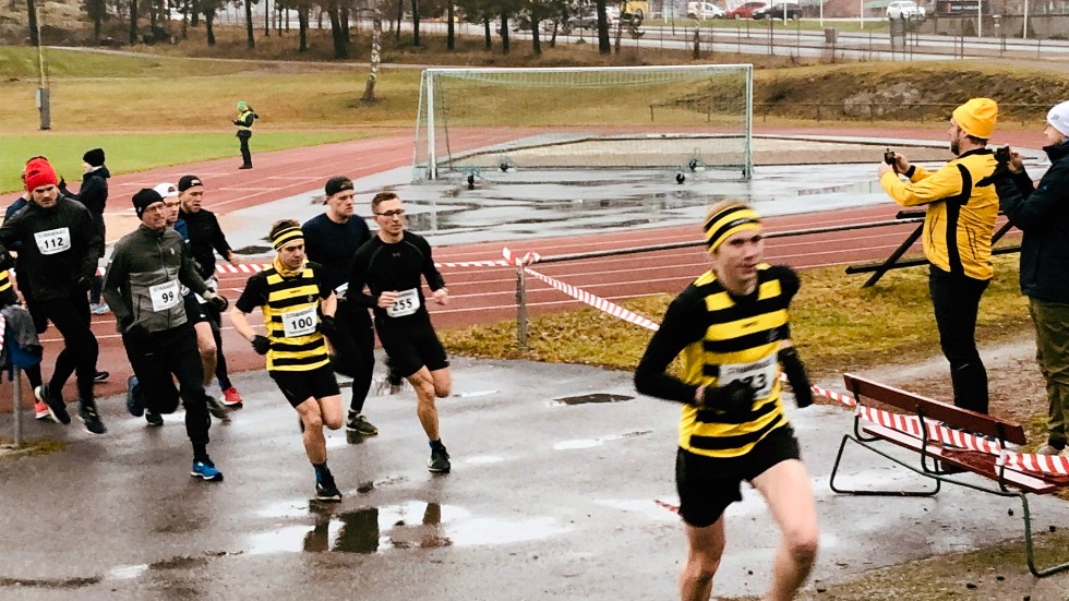 Starten för Strängnäs Löparklubbs vinterhalvmara har precis gått och löparna lämnar Vasavallen.