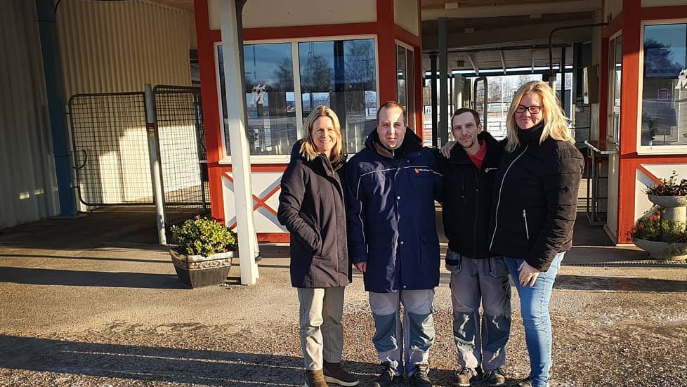 Från vänster arenachefen Linda Nordvall, deltagarna Johan Annell och David Gustavsson och Camilla Gustafsson, koordinator på Mjölby kommun.