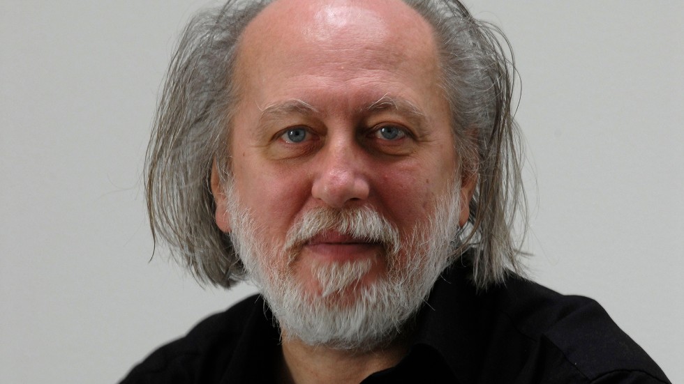 László Krasznahorkai är en ungersk författare som sedan 1980-talet har rönt allt större internationella framgångar. Han är också känd för sina filmsamarbeten med regissören och landsmannen Béla Tarr. 
