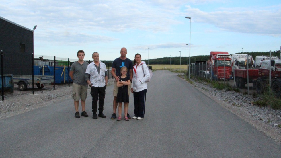Grannarna i Klinga har gått samman för att protestera mot att åkrar och skog ska förvandlas till ett industriområde. Från vänster Michael Sällberg, Jerney Kovac, Henrik Andersson med dottern Alice och Jennie Lundqvist.