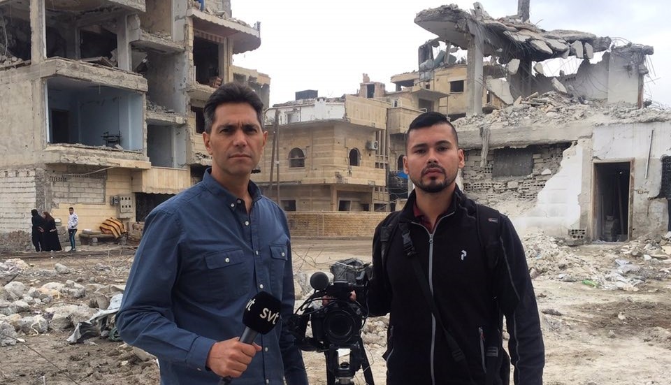 Samir Abu Eid på plats i Raqqa i Syrien tillsammans med fotografen Pablo Torres.