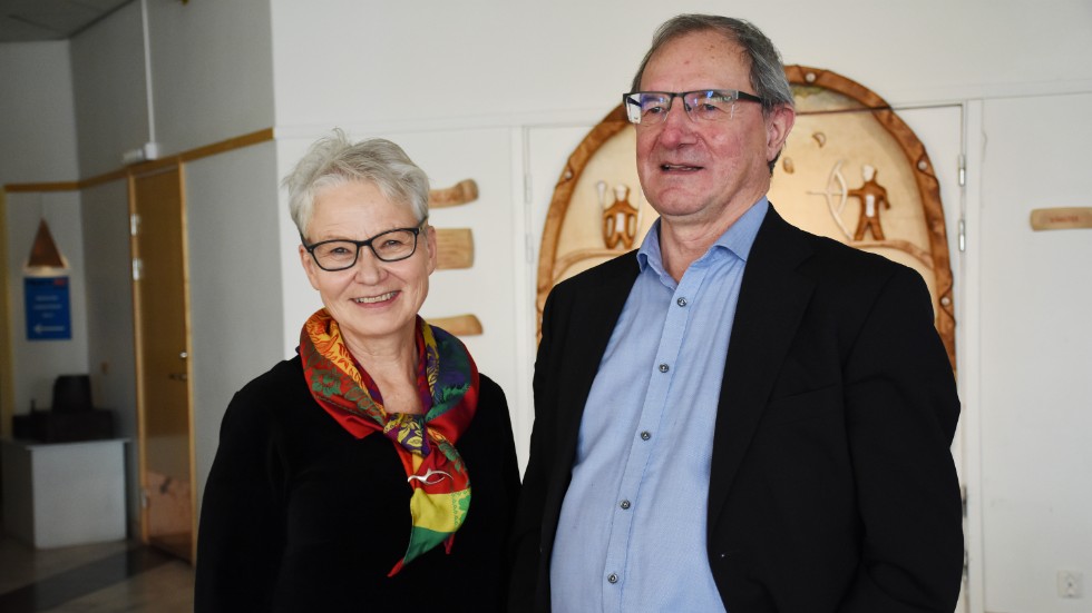 Inez Svonni Fjällström och Mikael Svonni, Ravda Lágádus, får ta emot årets litteraturstipendium under Kiruna bokfestival. 