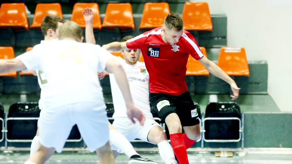 Adnan Cirak och hans Strängnäs Futsal premiärspelar mot Örebro Futsalclub på bortaplan under söndagen.