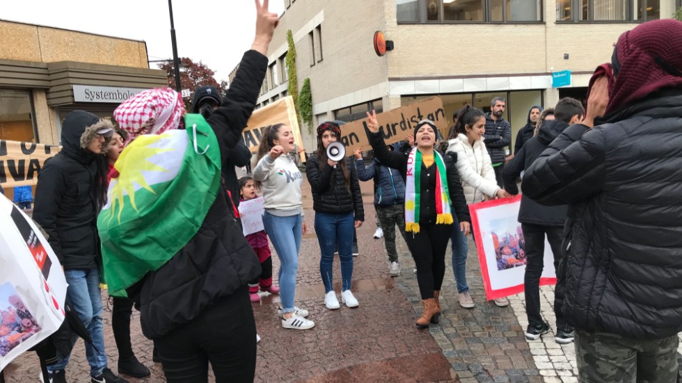 Kurdiska katrineholmare demonstrerade mot Turkiets agerande.