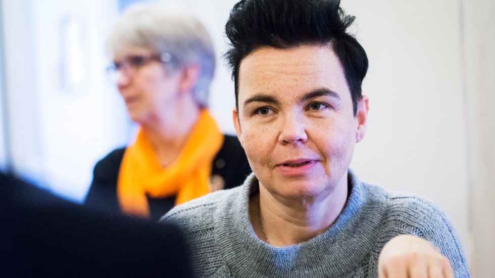 Vänsterpolitikern Anna Kumpula-Kostet har tagit flyget från Pajala till Luleå för uppdrag i regionhuset. "Jag uppmanar till att använda det regionala flyget.", säger hon.