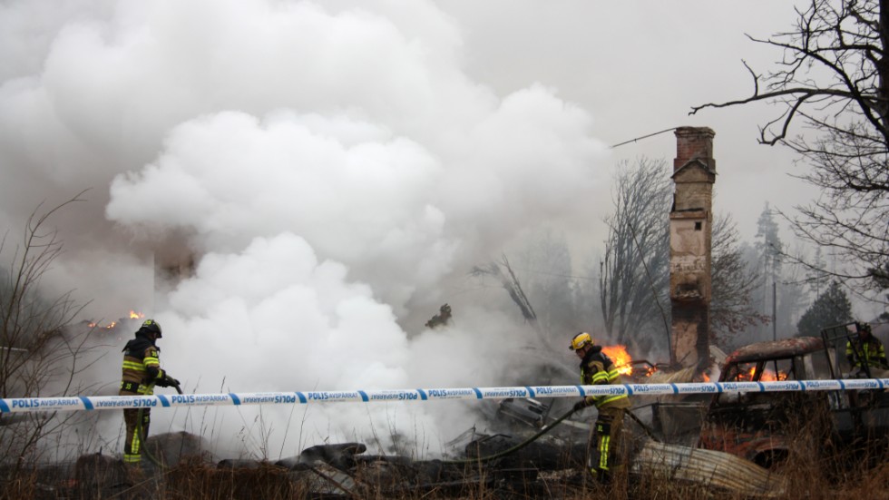 Alla tre byggnaderna var redan övertända vid brandmännens ankomst. Man fick låta allt brinna ner under kontrollerade former. 