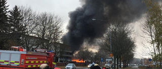 Kraftig brand i carportlänga i Uppsala