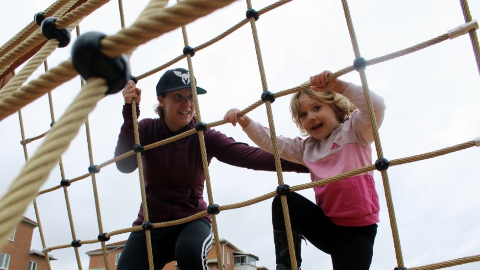 Sofia Feucht och dottern Stina, fyra år, testade hinderbanan med gemensamma krafter.