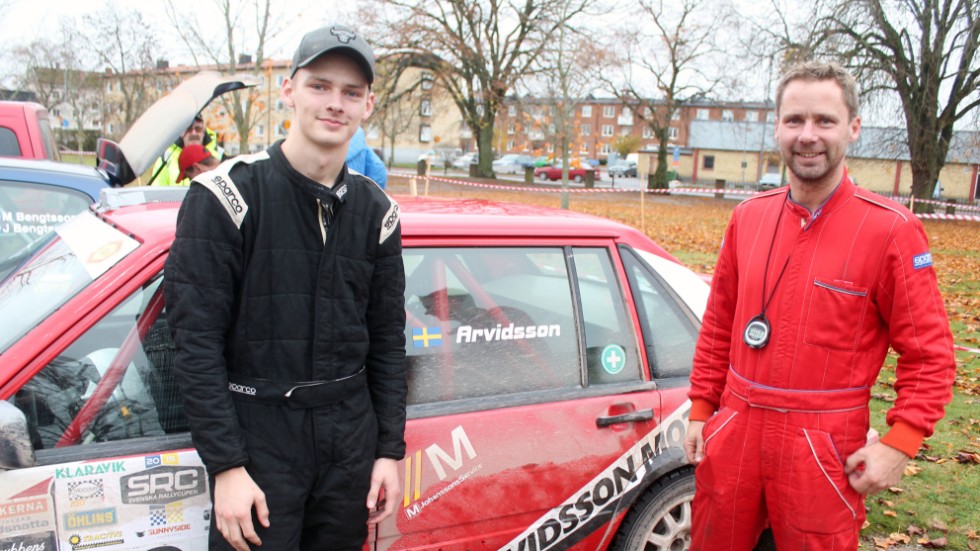 Isak Arvidsson, med pappa Andreas Arvidsson som kartläsare, vann ungdomsklassen i det 54:e Marknadsnatta som körde på lördagen. Ett höstrally på krokiga vägar i Småland och Östergötland.