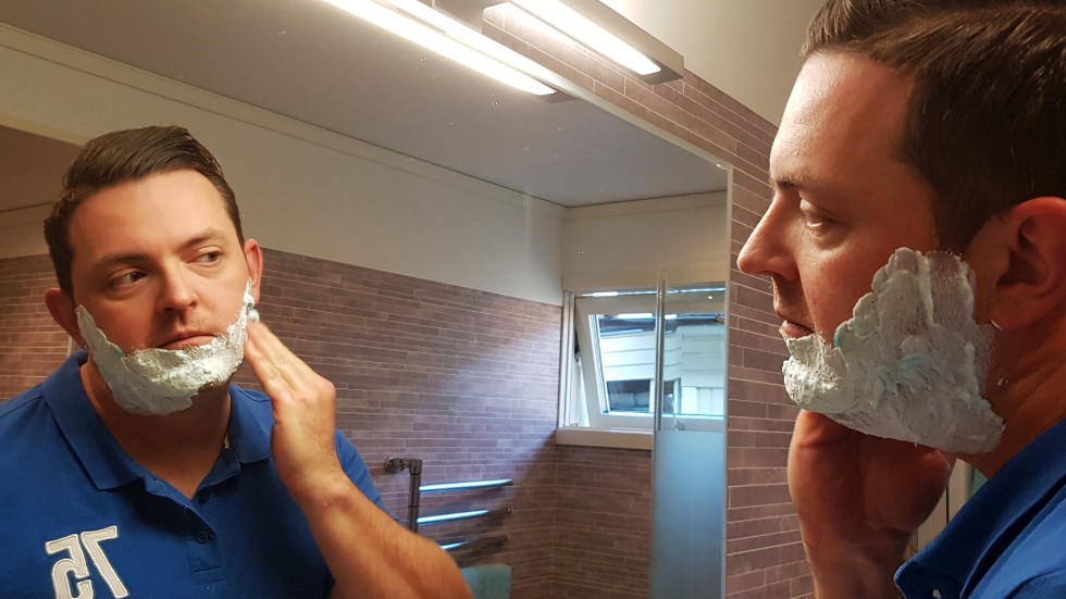 Ola Falk, chef på kostenheten på Vimmerby kommun, räknar med att få med många kollegor under Mustaschkampen 2019. Han börjar med att raka bort skägget. Sen blir det mustasch.