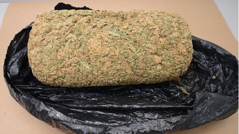 Två kilo pressad cannabis.