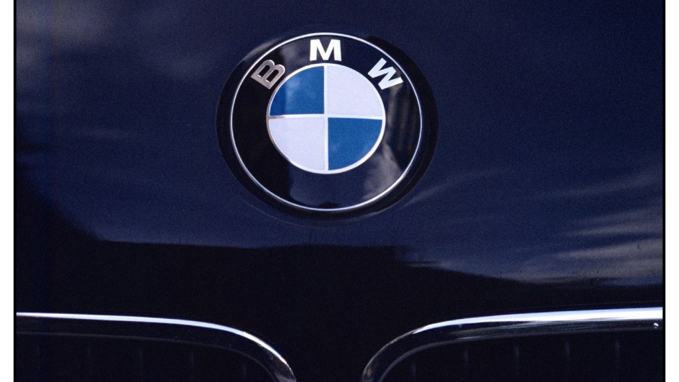 Signaturen Tony S vill att BMW-ägare bygger garage. Polisen borde också rigga "BMW-fällor." Vad tycker du?