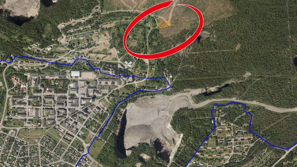 Den nya gropen vid Printzskölds malmkropp, markerad i gult, bildades cirka 500 meter innanför LKAB:s stängsel, markerat i blått (dragning 2018). (Flygbilden är från 2017.)