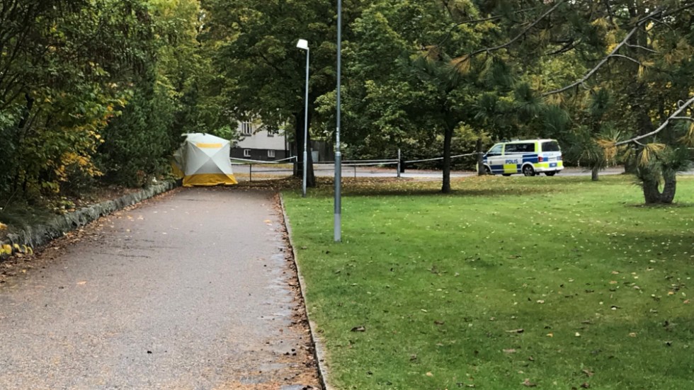 Polisens avspärrning på gångbanan nära Järvenskolan Söder. 
