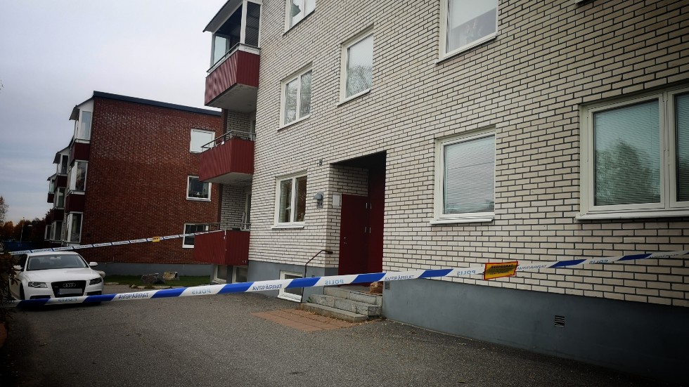 Här, på ett lägenhetsområde i centrala Piteå, knivskars den unge mannen under natten till söndag. (Arkivbild)