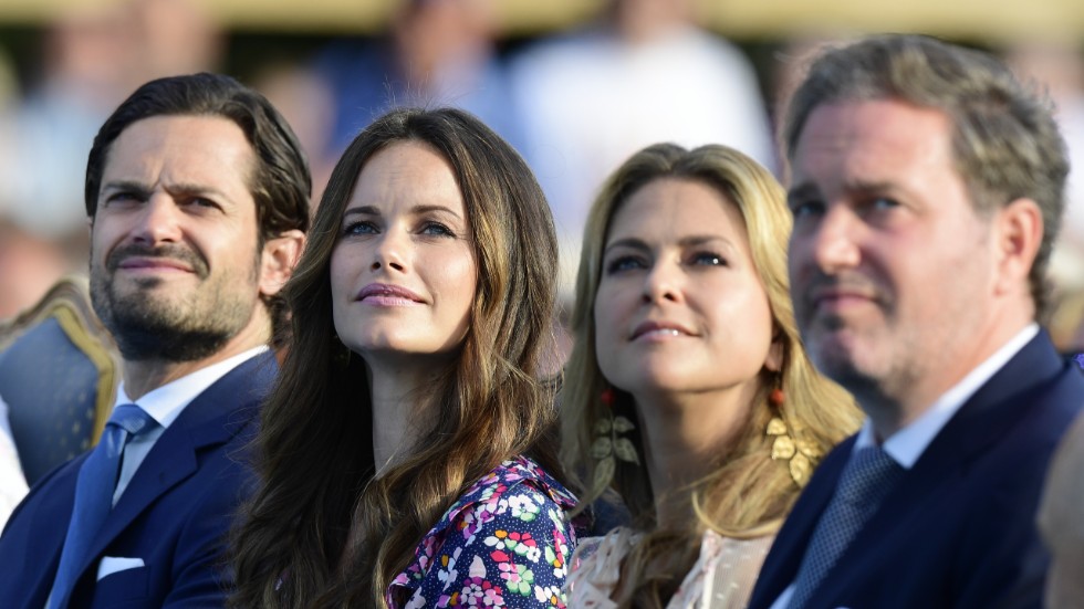 Deras barn kommer inte längre att ingå i kungafamiljen. Prins Carl Philip med hustrun Sofia samt prinsessan Madeine med maken Chris O'Neill.