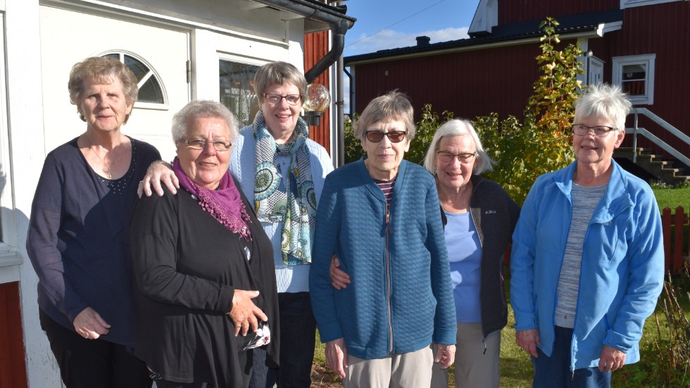 Ann-Britt Johansson, Rosita Tengver, Marika Fransson, Gunvor Svensson, Ingrid Pihl Ståhlberg och Gerd Ivarsson har alla jobbat i hemtjänsten i Rumskulla. Mona Karlsson saknas på bilden.