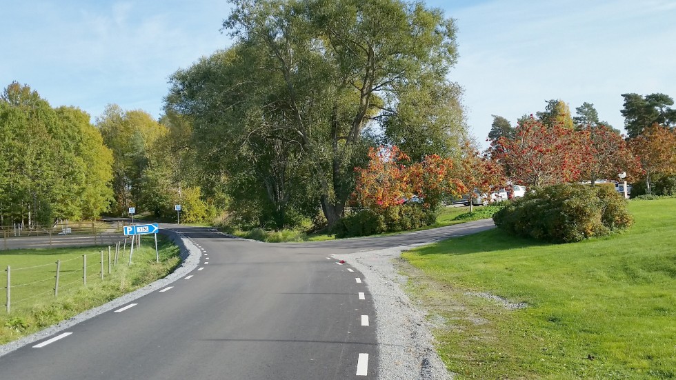 Åkersbergs byväg har ny beläggning och ordentliga vita sidmarkeringar hela vägen förbi golfbanan och fram till Silvervägen i Klondyke, men vem eller vilka har ansvar för vägen?