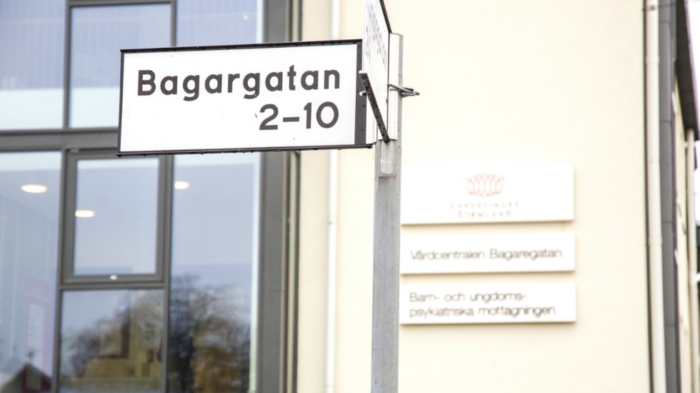 Ett -e föll bort när Nyköpings kommun beställde en ny gatuskylt till Bagaregatan. Den måste nu ersättas.