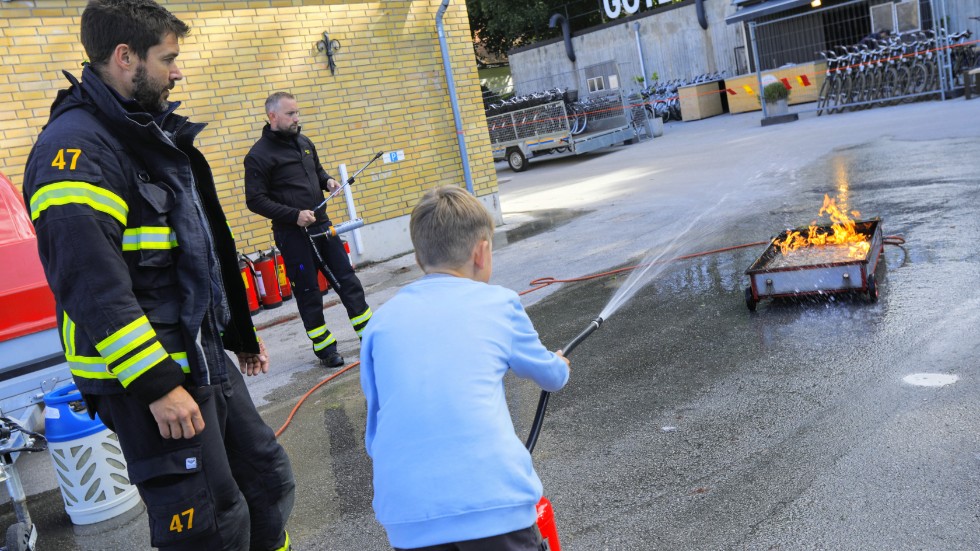 Brandmannen Johan Ryftenius stod tryggt bredvid när barnen lärde sig att släcka eld med brandsläckaren.  