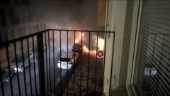 Parkerad bil förstörd efter brand