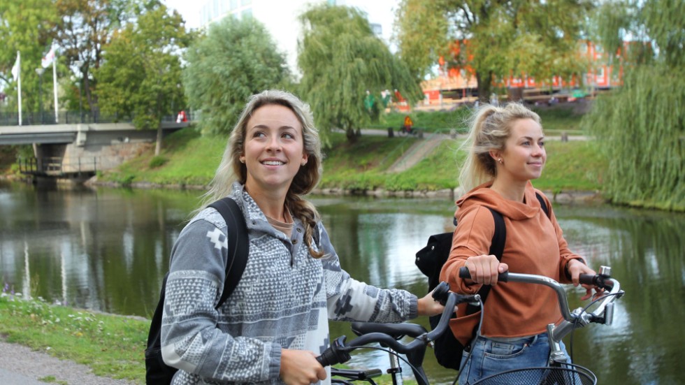 Linköping är hemma ett tag framöver för Zoe och Tori Hickel. Cyklarna har de med sig överallt.
