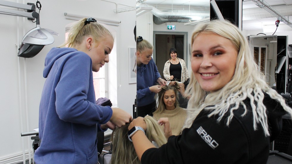 Therese Tornefjell (närmast kameran) och Tess Meyer flätar klasskompisen Linn Wardhoffs hår.