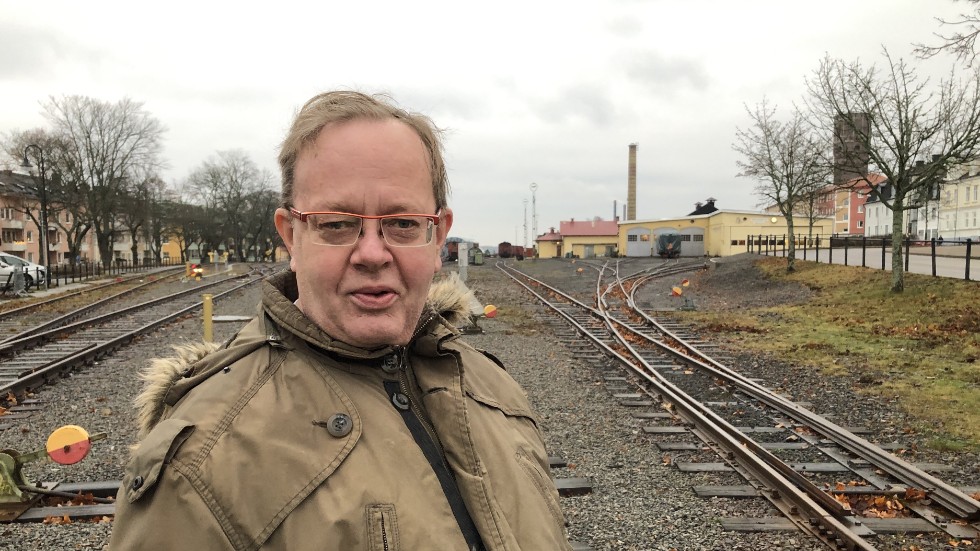 Michael Åkesson fyller 60 år. Ett av hans intressen är smalspåret och han jobbar ideellt i smalspårsföreningen på hemorten Virserum. Bilden är tagen i Västervik.  