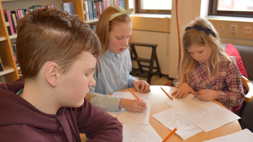 Kevin Johansson, Ella Styrbjörn och Ilon Styrbjörn i full koncentration att lära sig mer om teckning.