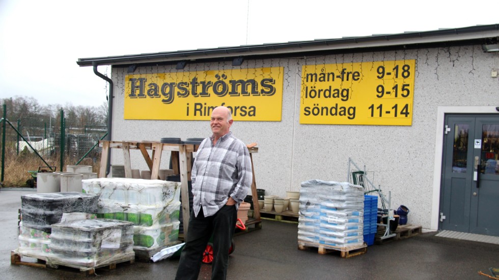 61-åriga företagaren Urban Hagström driver blomsterhandeln Hagströms i Rimforsa tillsammans med hustrun Sofia. 