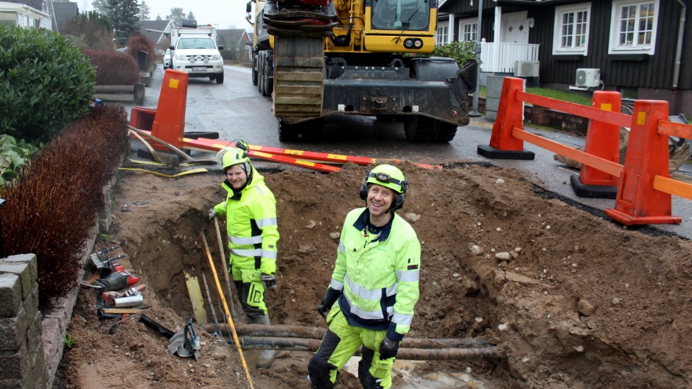 För att åtgärda problemet fick man gräva upp ett större hål för att komma åt den läckande ledningen. Från vänster i bild Andreas Svensson och David Beijer som båda jobbar på VEMAB. 
