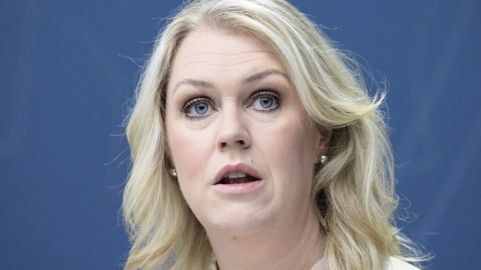 Socialminister Lena Hallengren är en erfaren politiker som har en nyckeluppgift när det gäller att få social fart och framåtlutning på Sverige igen.