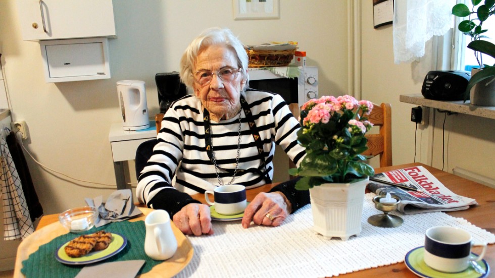 "Resonera med de gamla först och hör vad de vill", säger Ebba Björkman, 99, som inte vill lämna Timmermansgatan 62 i Hageby.