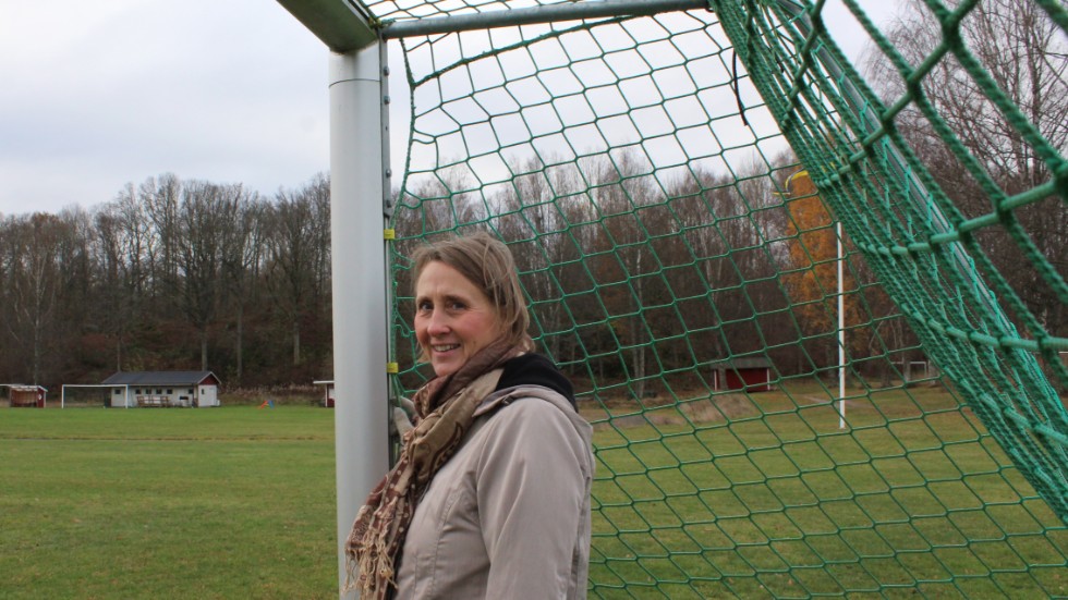 Lena Karlsson är glad över att det finns folk som vill sköta fotbollsplanerna.