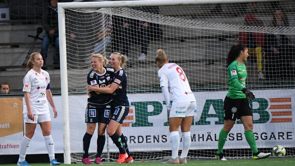 Mimmi Larsson och Stina Blackstenius firar ett mål tillsammans. 