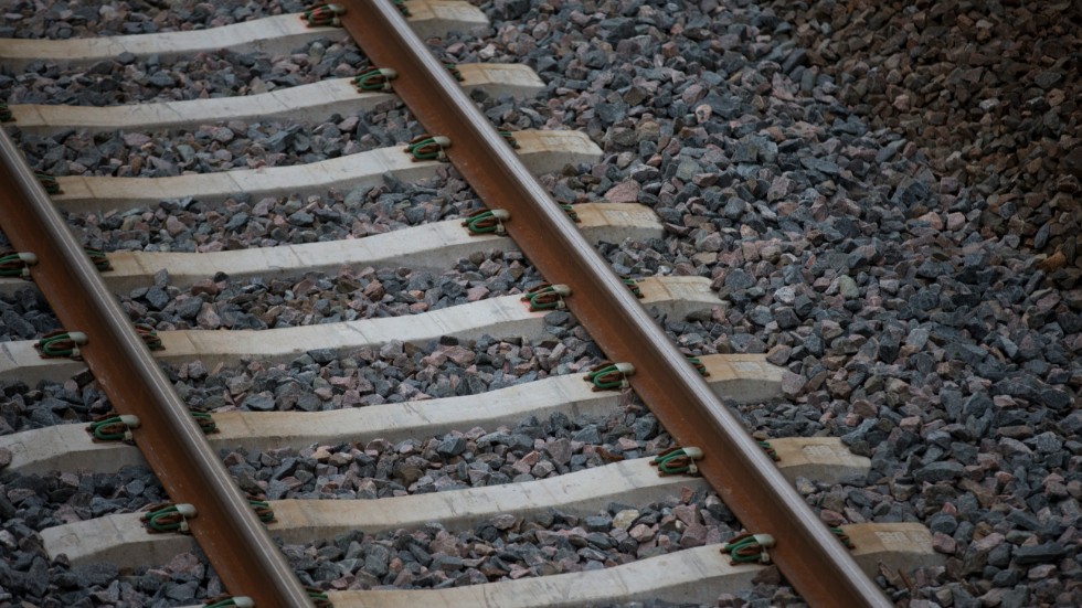 Det råder stopp i tågtrafiken mellan Nyköping och Norrköping på grund av spårfel.