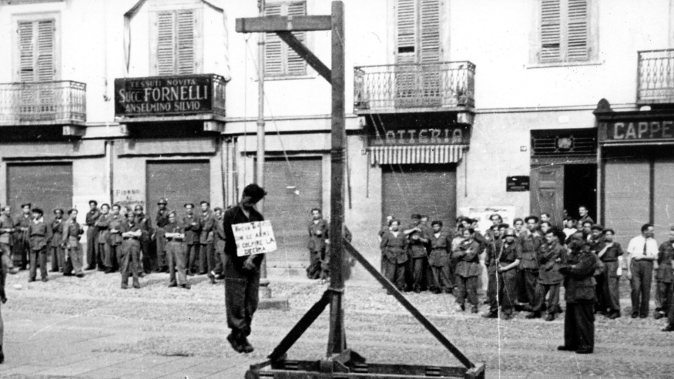 En italienska motståndsman hängs av fascister i Ivrea, Italien, under andra världskriget. 