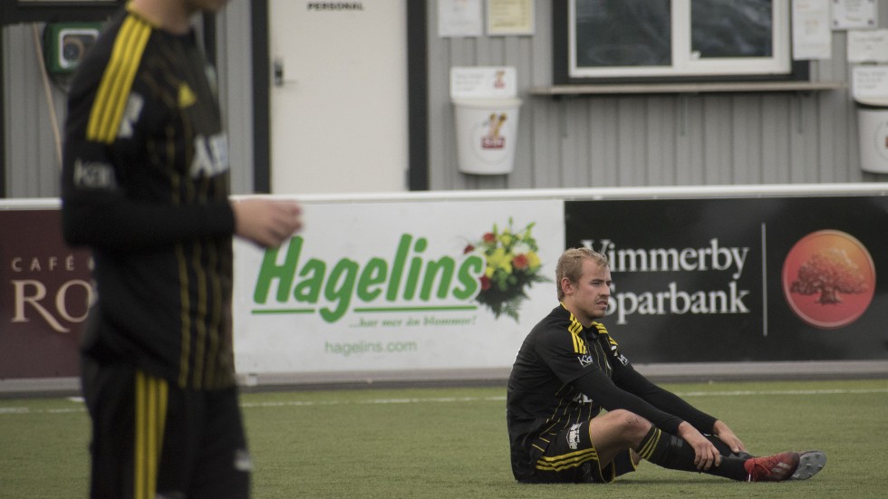 Ludwig Stömbom deppar efter slutsignalen i matchen mellan Vimmerby IF och Skärblacka, där gästerna vann med 3-1. 
