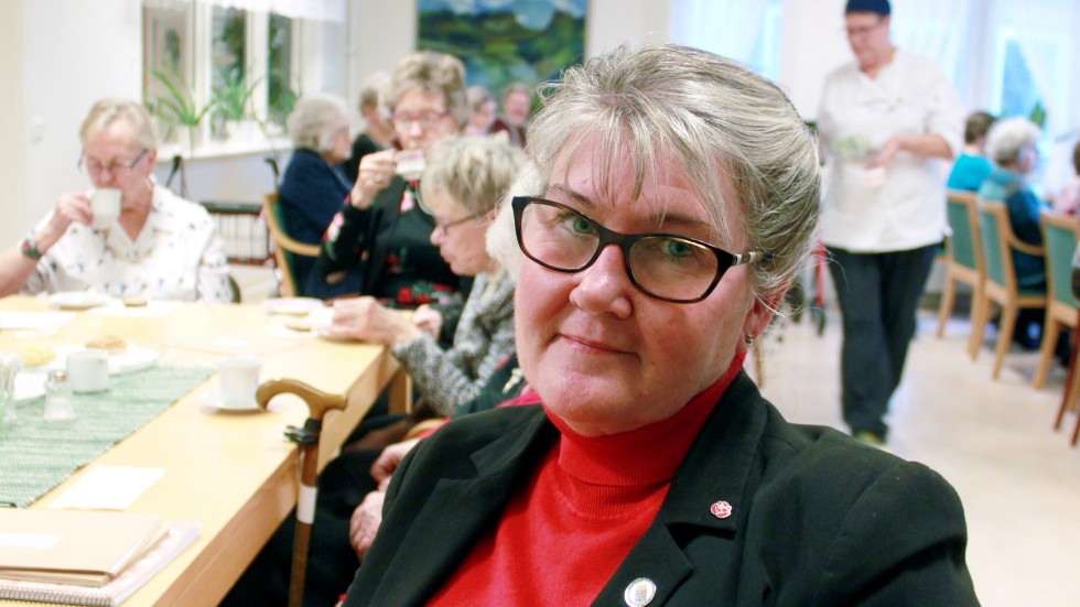 Oppositionsrådet Helen Nilsson (S) hade hellre sett mera pengar till kommunerna än slopad värnskatt. Men hon tycker att skattesänkningen för pensionärerna är välbehövlig.