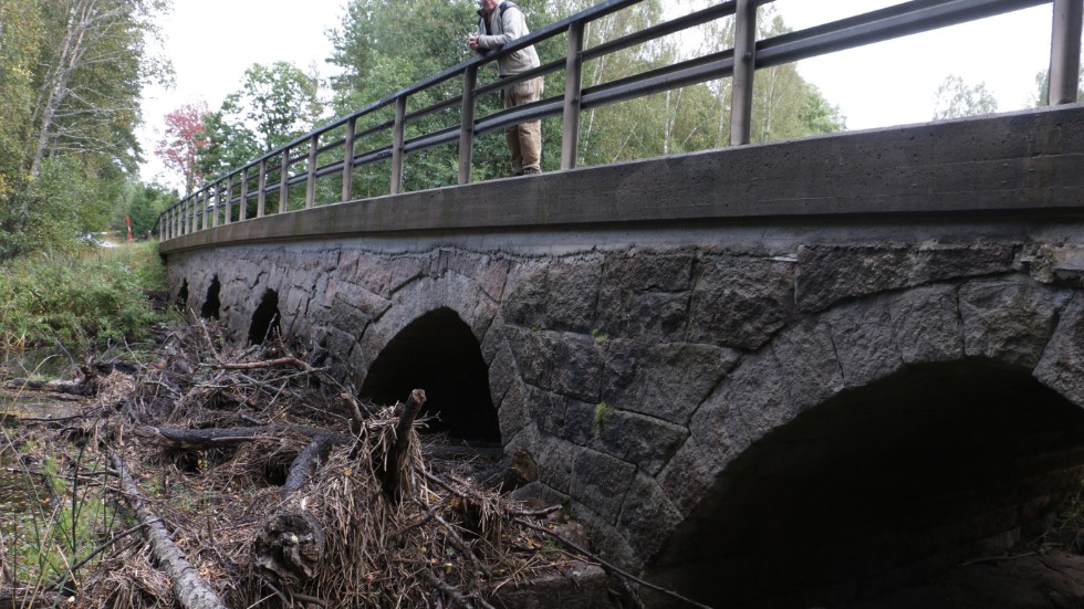 "Det ser ut som en bäverdamm vid bron" säger Anders petersson som vill att någon tar sitt ansvar och rensar upp. Innan vårfloden kommer.
