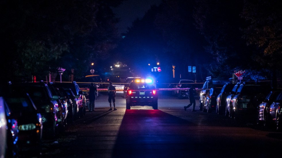 Minst en person har konstaterats död sedan sex människor träffats av skott i Columbia Heights i USA:s huvudstad Washington.