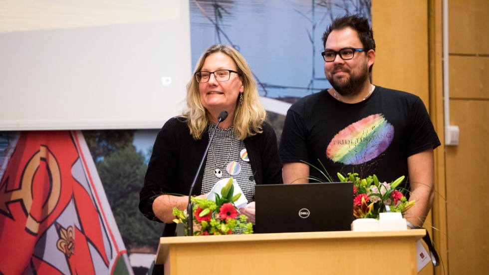 Lilibet Gustafson och Joakim Randy Hansen, initiativtagare till Pride Finspång, tilldelades kommunens demokratistipendium.  