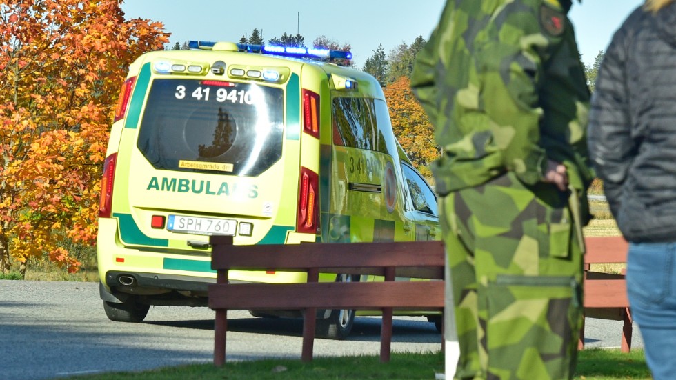 Ambulansen passerar Vansö kyrka på väg till kvinnan som enligt uppgift ska ha hittats vid några villor i närheten.