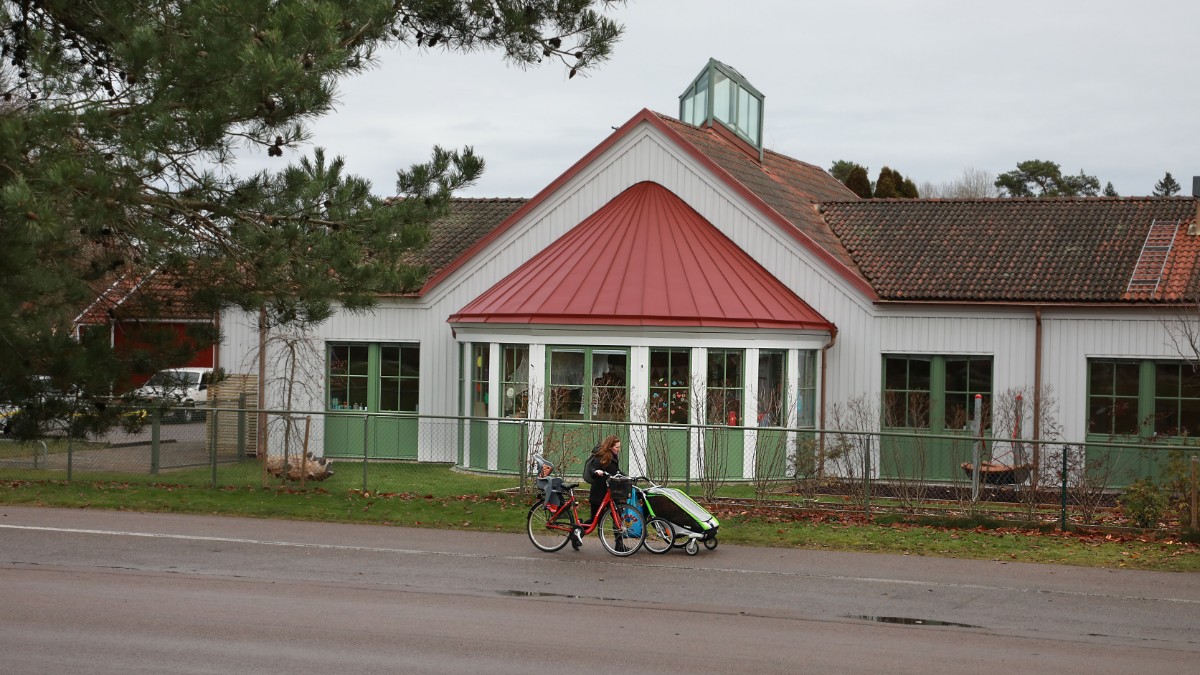 Gamla Solf skola ska rivas i sommar – men först fick byns ungdomar täcka in  byggnaden i graffiti – Österbotten –