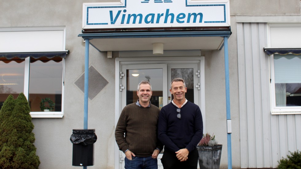 "Vi bygger inte i panik, för det här huset ska stå i 75-100 år, då är det bättre att det får ta ett halvår extra." säger Magnus Danlid (C) (till vänster), ordförande i Vimarhems styrelse. Här tillsammans med Vimarhems VD Johan Oléhn.  