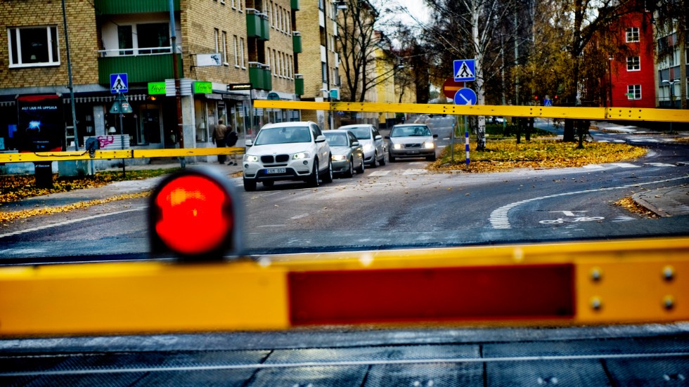 Korsningen vid S:t Olofsgatan är en av de övergångar som ska bli av med sina bommar och istället få så kallad planskildhet.